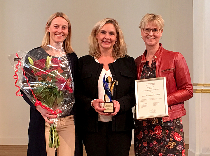 Kommunikationschef Hanna Janson, HR-chef Christina Burlin och vd Åsa Hedenberg med priset.